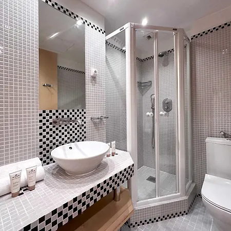 Champs Elysees - Prestige With Balcony Ac And View For 3