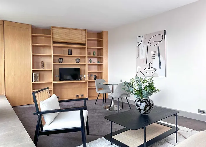 Champs Elysees - Prestige With Balcony Ac And View For 3