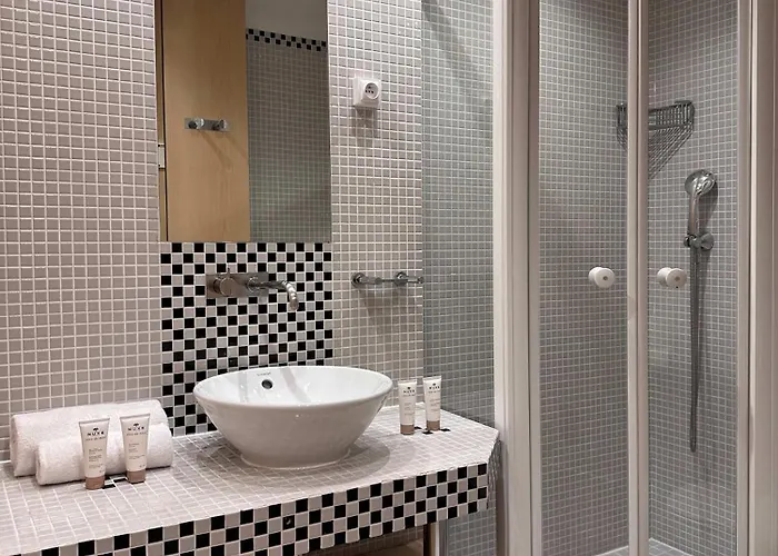 Champs Elysees - Prestige With Balcony Ac And View For 3